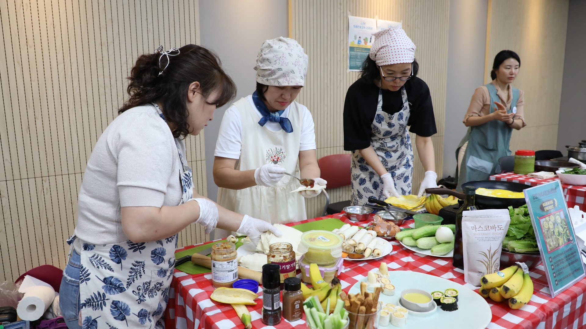 민중교역 쿡페스타에서 마스코바도와 발랑곤바나나, 올리브유로 요리를 만드는 조합원들